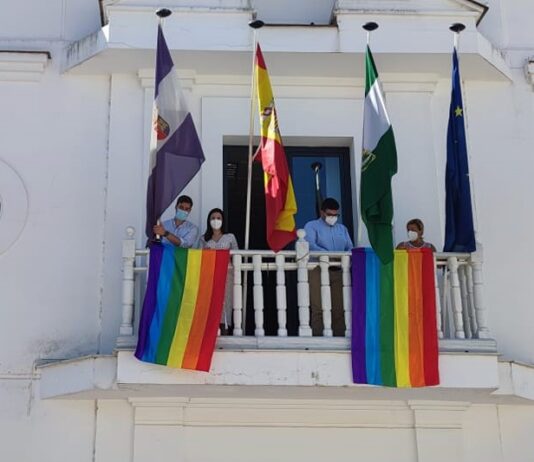 La bandera arcoíris ya luce en la fachada del Ayuntamiento