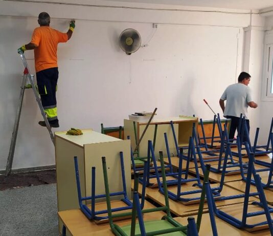 El Ayuntamiento acomete tareas de mantenimiento y pintura en los centros educativos