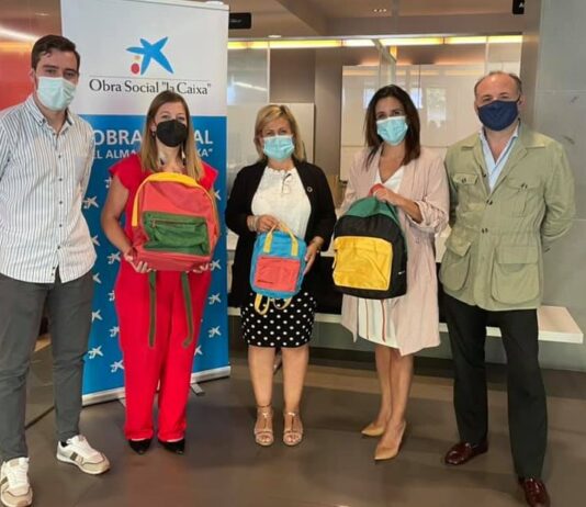 La Obra Social de La Caixa entrega al Ayuntamiento más de 250 kits de material escolar