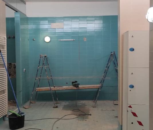 Reformas en los vestuarios de la piscina municipal