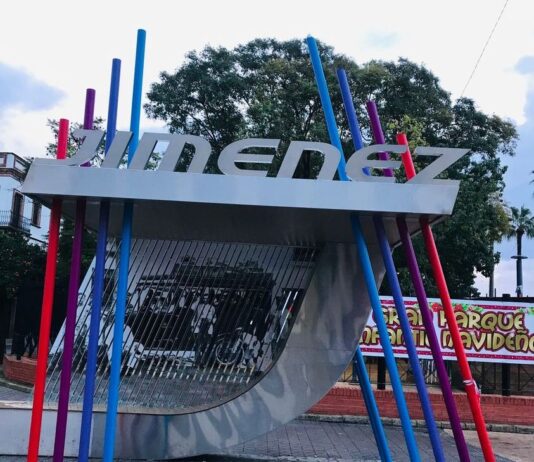 Ya es una realidad la nueva parada de autobús que homenajea a la empresa Jiménez