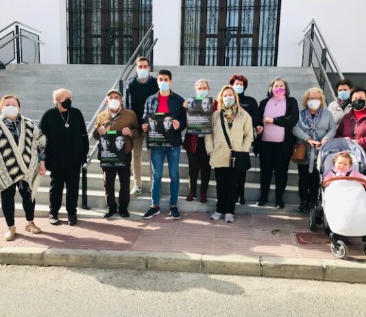 Una pancarta con el lema ‘No todos somos iguales frente al cáncer’ para visibilizar la lucha contra el cáncer