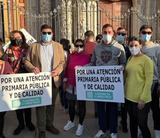 El alcalde y varios delegados acuden a la concentración de la plataforma en defensa de la sanidad pública