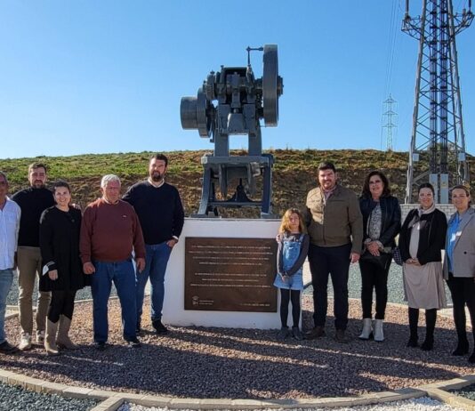 La máquina excéntrica ya luce en la renovada rotonda del polígono Poliviso