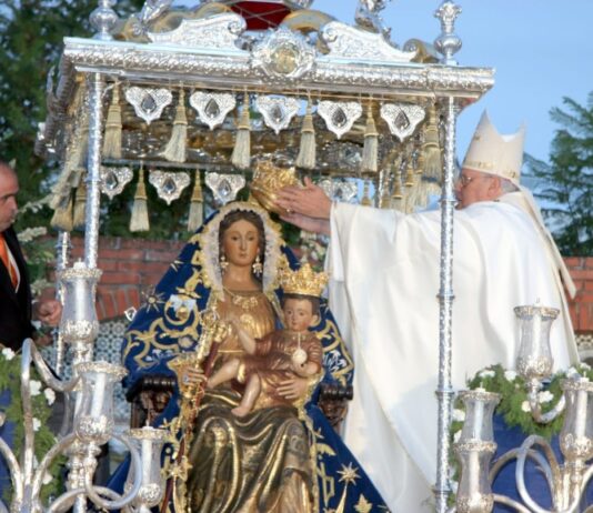 Muere Carlos Amigo Vallejo, cardenal que coronó a Santa María del Alcor