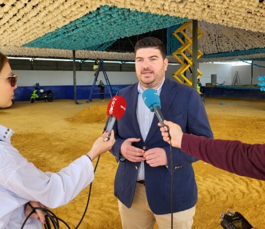 Artistas como La Húngara o Nyno Vargas actuarán en la caseta municipal en las Fiestas de la Santa Cruz