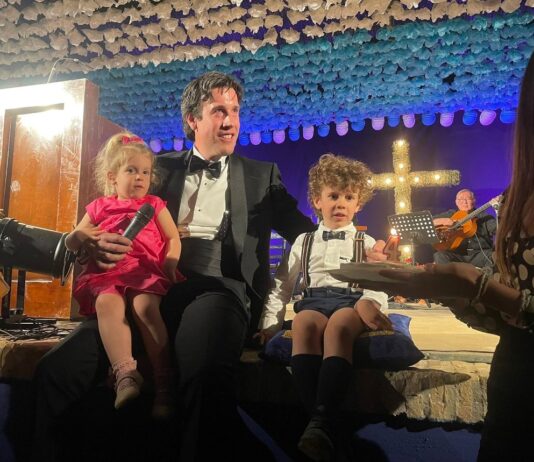 Ángel Calabuig agranda las Fiestas de la Santa Cruz con un extraordinario pregón