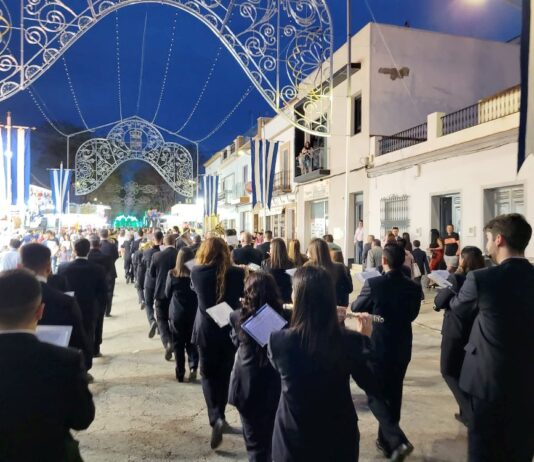 La banda de música Santa María del Alcor anunció el comienzo de las Fiestas con un pasacalles