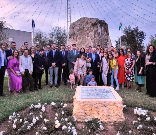 Una placa homenaje a la familia Rosca por la donación de la Piedra del Gallo en 1989