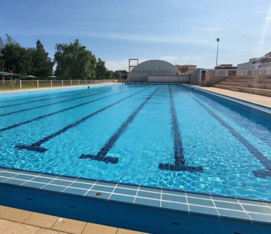 Últimos detalles antes de la apertura de la piscina de verano
