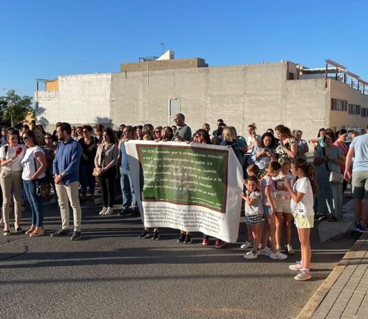 Las AMPAS se manifiestan en La Alunada ante la falta de orientadores