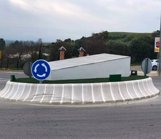 Puesta a punto de la rotonda dedicada a los agricultores