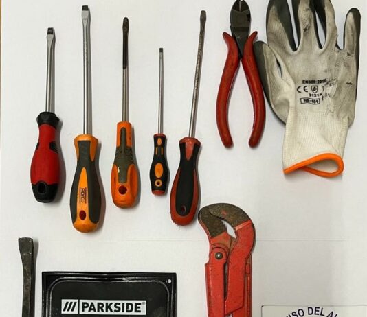 La Policía intercepta a dos individuos con herramientas para robar en viviendas