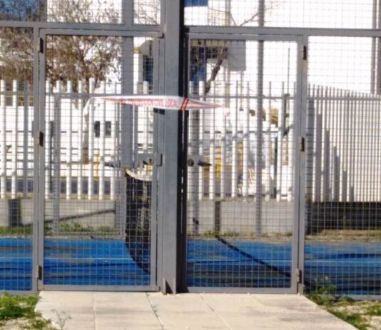 IU denuncia «el estado de abandono» de las pistas de pádel y los alrededores del pabellón Nero