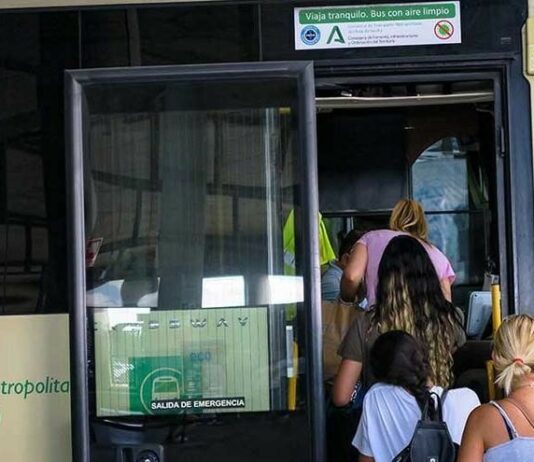 El Ayuntamiento vuelve a pedir que se refuerce el servicio de autobús «en las horas puntas del día»