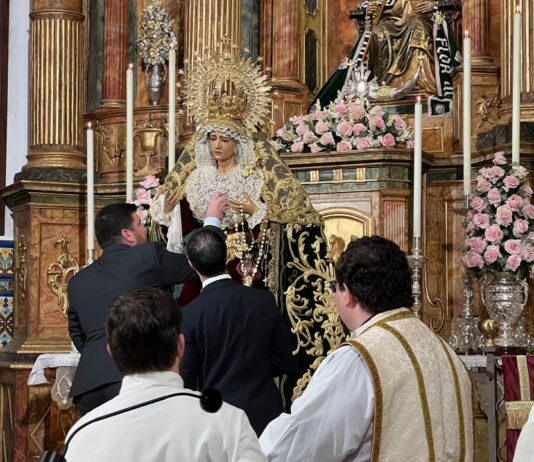 La Esperanza recibe la Medalla de la Villa en el 25 aniversario de su llegada y bendición