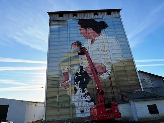 Así avanza el mural de Virginia Bersabé en el Silo del Sequero