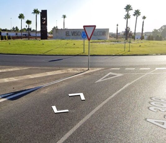 Un fallecido al salirse de la carretera en la rotonda de entrada a El Viso