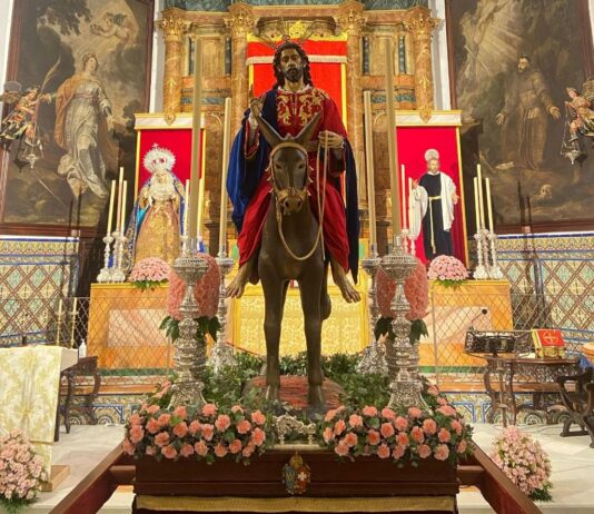 La lluvia obliga a celebrar el Vía Crucis del Consejo en el interior de la Parroquia