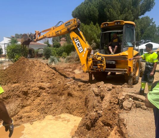 Aguas del Huesna trabaja en la reparación de una avería en la red principal de transporte de agua