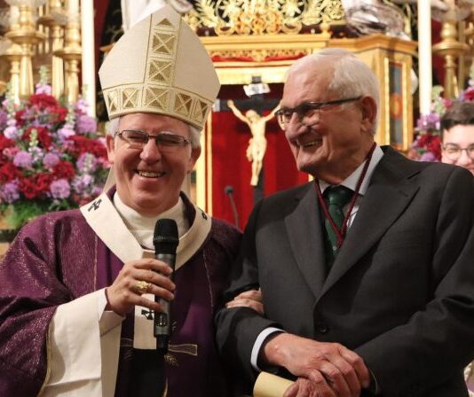 El arzobispo de Sevilla concede la medalla Pro Ecclesia Hispalense a Diego Roldán