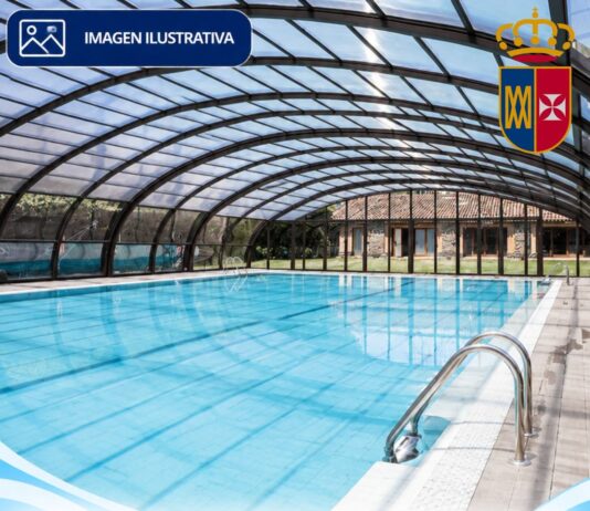 Nueva cubierta translúcida y retráctil para la piscina municipal, que queda cerrada hasta primavera de 2027
